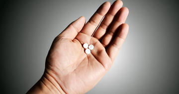 ドパミン・セロトニンに影響する薬で高熱・けいれんが出た64歳男性の写真